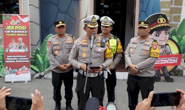 Polda-Jatim-Siagakan-100-Personel-Gabungan-di-Bundaran-Waru,-Malam-Pergantian-Tahun-Berjalan-Lancar