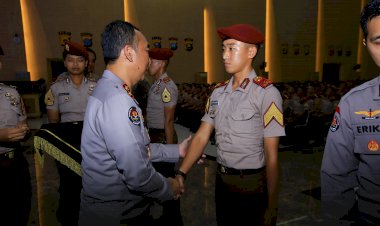 Kadivhumas-Berikan-Pin-Brivet-Kepada-10-Taruna-Akpol-Dengan-Nilai-Sertifikasi-Kehumasan-Terbaik