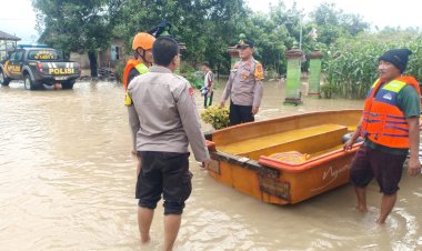 Sinergitas-Polisi-dan-TNI-Tanggap-Bencana-Sigap-Bantu-Warga-Terdampak-Banjir-di-Ngawi