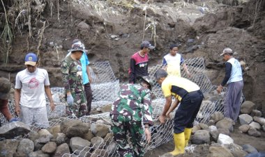 Gotong-Royong-Polres-Kediri-Bersama-TNI-dan-Warga-Pasang-Bronjong-di-Lokasi-Banjir