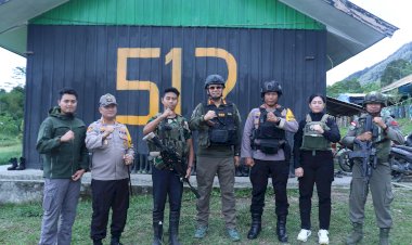 Kasatgas-Humas-Ops-Damai-Cartenz-Kunjungi-Pos-Brimob-di-Oksibil-dan-Serambakon,-Berikan-Motivasi-kepada-Personel