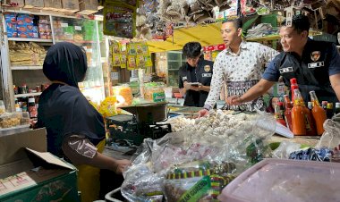 Polisi-Bersama-TPID-Kabupaten-Bojonegoro-Sidak-Pasar-Tradisoinal-Jelang-Ramadhan