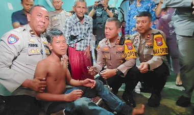 Warga-Terharu-saat-Pemuda-ODGJ-di-Gresik-Dibantu-Kapolres