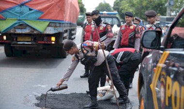 Harkamtibmas,-Polres-Situbondo-Patroli-Sambil-Tambal-Jalan-Berlubang