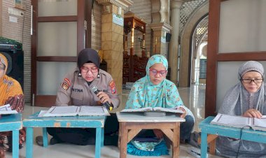 Polwan-Polsek-TamanTadarus-bersama-Warga