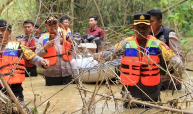 Polres-Sampang-Beri-Bantuan-Korban-Banjir-Dampak-Luapan-Sungai-Kamuning