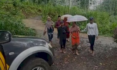 Terjang-Jalan-Terjal,-Polisi-di-Probolinggo-Bantu-Warga-Pulang-Dari-Rumah-Sakit-Pasca-Operasi-Melahirkan