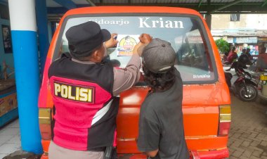 Polsek-Krian-Sosialisasikan-Mudik-Aman-dengan-Pemasangan-Stiker-Hotline-Polri-110