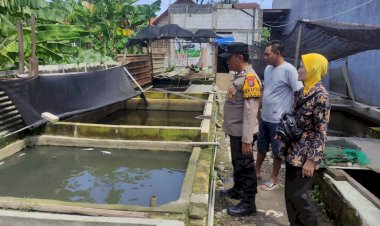 Bhabinkamtibmas-Tanjungsari-Cek-Budidaya-Lele-Dukung-Ketahanan-Pangan-Polresta-Sidoarjo
