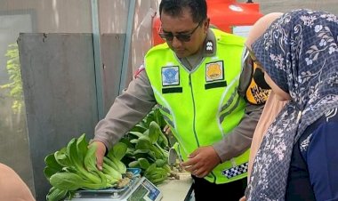 Bhabinkamtibmas-Desa-Kletek-Cek-Green-House-Ketahanan-Pangan