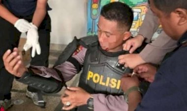 Belasan-Polisi-Terluka-Kena-Lemparan-Batu-dan-Petasan-Saat-Pengamanan-Demo-Tolak-UU-TNI-di-Surabaya