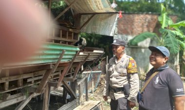 Bhabinkamtibmas-Desa-Kureksari-Tinjau-Peternakan-Kambing-Warga,-Dukung-Program-Ketahanan-Pangan-Nasional