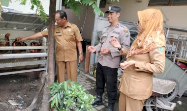 POLRESTA-SIDOARJO-|-Bhabinkamtibmas-Desa-Tenggulunan-Dampingi-Peternak-Ayam-Petelur-Wujudkan-Ketahanan-Pangan