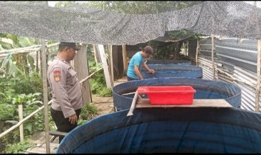 Polisi-Sidoarjo-Semangati-Warga-Penggerak-Ketahanan-Pangan-Bikin-Kolam-Lele-di-Belakang-Tempat-Tinggal