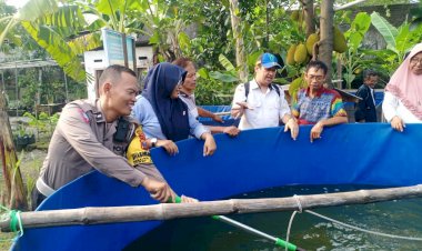 Sinergitas-Polisi-dan-Stake-Holder-Terkait-untuk-Ketahanan-Pangan,-Siap-Panen-Ikan-Patin-di-Lahan-P2B-Desa-Larangan