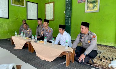 Hardiknas,-Polisi-Kenalkan-Program-Keselamatan-Berkendara-Edukasi-Santri-di-Kediri