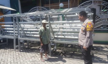 Bhabinkamtibmas-Desa-Sumokali-Dukung-Ketahanan-Pangan-Lewat-Hidroponik-Pokcoy