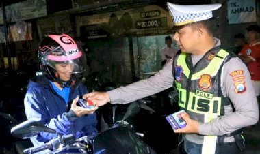 Tidak-Hanya-Razia,-Polres-Bangkalan-Beri-Hadiah-Bagi-Pengendara-Motor-Taat-Berlalu-Lintas