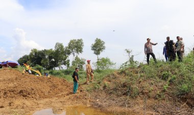 Mitigasi,-Kapolres-Sumenep-Cek-Lokasi-Tanggul-Jebol-di-Desa-Patean