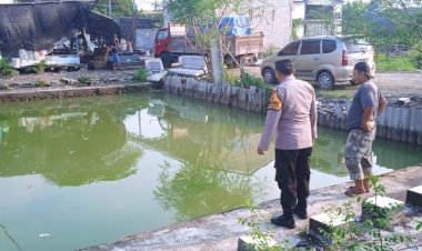 Bhabinkamtibmas-Tropodo-Tinjau-Budidaya-Ikan-Patin-dan-Udang-di-Lahan-Fasum-Desa-Wedoro