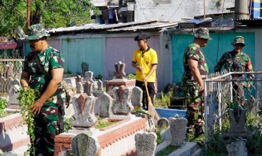 Kompak,-TNI-dan-Polisi-Bakti-Religi-Sambut-Hari-Bhayangkara-ke--79-Bersihkan-Makam-Pegirikan-Surabaya