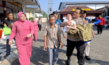 Polres-Blitar-Gelar-Khitan-Massal-Salurkan-Bansos-untuk-Anak-Yatim-Piatu-dan-Difabel-di-Hari-Bhayangkara-ke---79