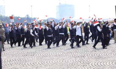 Satpam-dan-Potmas-Ikut-Ambil-Bagian-dalam-Devile-Hari-Bhayangkara-ke-79-di-Monas
