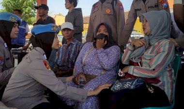 Polwan-Polres-Pasuruan-Kota-Beri-Pendampingan-Keluarga-3-Pemancing-yang-Hilang-di-Perairan-Lekok