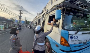Polresta-Banyuwangi-Berbagi-Mamiri-Kepada-Pengguna-Jalan-yang-Terjebak-Kepadatan-Pelabuhan-Ketapang