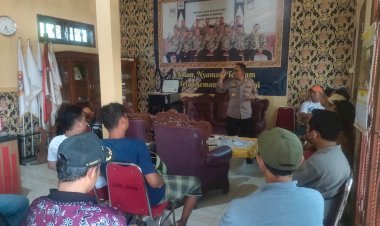 Polisi-Tenangkan-Warga-Kepohagung,-Kantor-Desa-di-Tuban-Tak-Jadi-Disegel