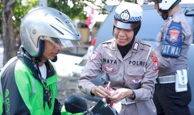 Polres-Gresik-Bagikan-Bendera-dan-Pin-Merah-Putih-di-Jalan-Tanamkan-Semangat-Kemerdekaan