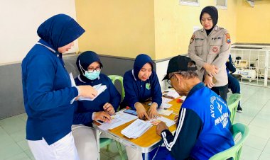 Jelang-HUT-ke-77:-Polwan-Polresta-Malang-Kota-Gelar-Bakti-Kesehatan-Gratis-untuk-Lansia