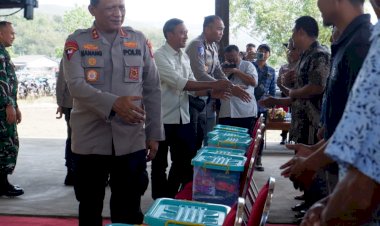 Kapolda-Jatim-Serahkan-Bantuan-Sembako-untuk-Nelayan-Pacitan-di-Hari-Lalu-Lintas-Bhayangkara-ke-70
