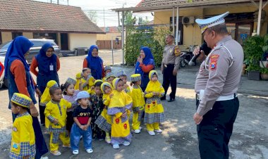 Polisi-Ajarkan-Tertib-Berlalu-Lintas-Sejak-Dini,-Siswa-KB-RA-Al-Ikhlas-Belajar-di-Polsek-Balongbendo