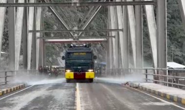 Polres-Lumajang-Kerahkan-Mobil-AWC,-Bersihkan-Sisa-Lumpur-APG-Semeru-di-Jembatan-Besuk-Koboan