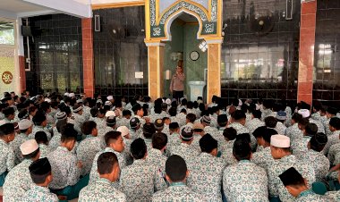 Polsek-Krembung-Sosialisasikan-Keselamatan-Berlalu-Lintas-kepada-Pelajar-SMPN-2-Krembung