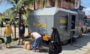 Polri-dan-BPBD-Kota-Padang-Salurkan-Air-Bersih-ke-Lokasi-Terdampak,-Pastikan-Kebutuhan-Warga-Terpenuhi