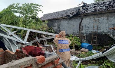 Angin-Puting-Beliung-Terjang-Desa-Prasung,-Polsek-Buduran-Bersinergi-Bantu-Warga-Terdampak