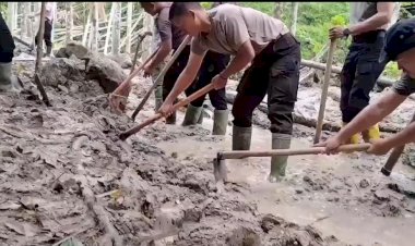 Di-Tengah-Lumpur-dan-Harapan-Polri-Bersama-Warga-Buka-Akses-Jalan-Kampung-Setie-Pascabencana