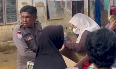 Polri-Salurkan-Bantuan-Sembako-untuk-Warga-Terdampak-Banjir-Bandang-di-Gurun-Laweh