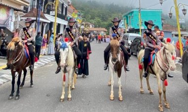 Layanan-Keamanan,-Polwan-Polres-Magetan-Patroli-Berkuda-di-Wisata-Sarangan