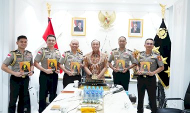 Lewat-Buku-Wakapolri-Titipkan-Pesan-Penting-Pemberantasan-TPPA–PPO-kepada-5-Calon-Atase-dan-Staf-Teknis-Polri