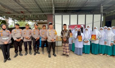 Polri-Salurkan-Bantuan-Al-Qur’an-kepada-Pesantren-Terdampak-Banjir