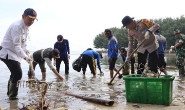Polda-Metro-Jaya-Kodam-Jaya-Pemprov-DKI-Kerja-Bakti-dan-Tanam-Mangrove-di-Pulau-Tidung