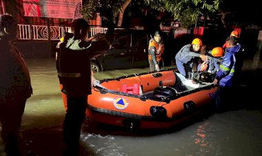 Polres-Jember-Evakuasi-Korban-Banjir-di-Rambipuji-Pastikan-Bantuan-Tersalurkan