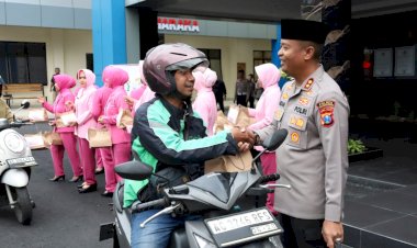 Polres-Tulungagung-Berbagi-Takjil-Tebar-Kebaikan-di-Bulan-Ramadhan