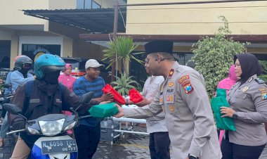 Hangatnya-Kebersamaan-Ramadhan,-Polsek-Candi-bersama-Ibu-Bhayangkari-dan-Aliansi-Jurnalis-Sidoarjo-Berbagi-Takjil