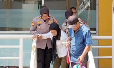 Layanan-Humanis-Polwan-Polresta-Sidoarjo-Bantu-Lansia-di-Terminal-Purabaya-Saat-Arus-Mudik
