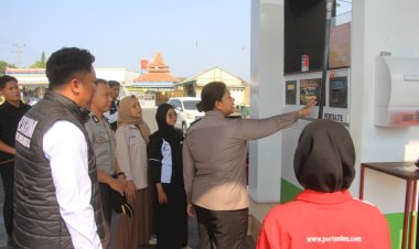 Kapolres-Probolinggo-Cek-SPBU,-Pastikan-Pelayanan-Tertib-dan-Stok-BBM-Tersedia
