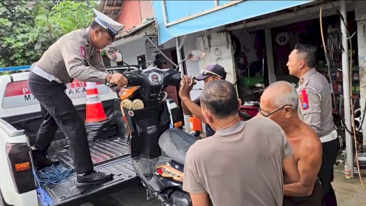 Bantu Pemudik, Polisi Angkut Motor Mogok di Jalan Raya Probolinggo